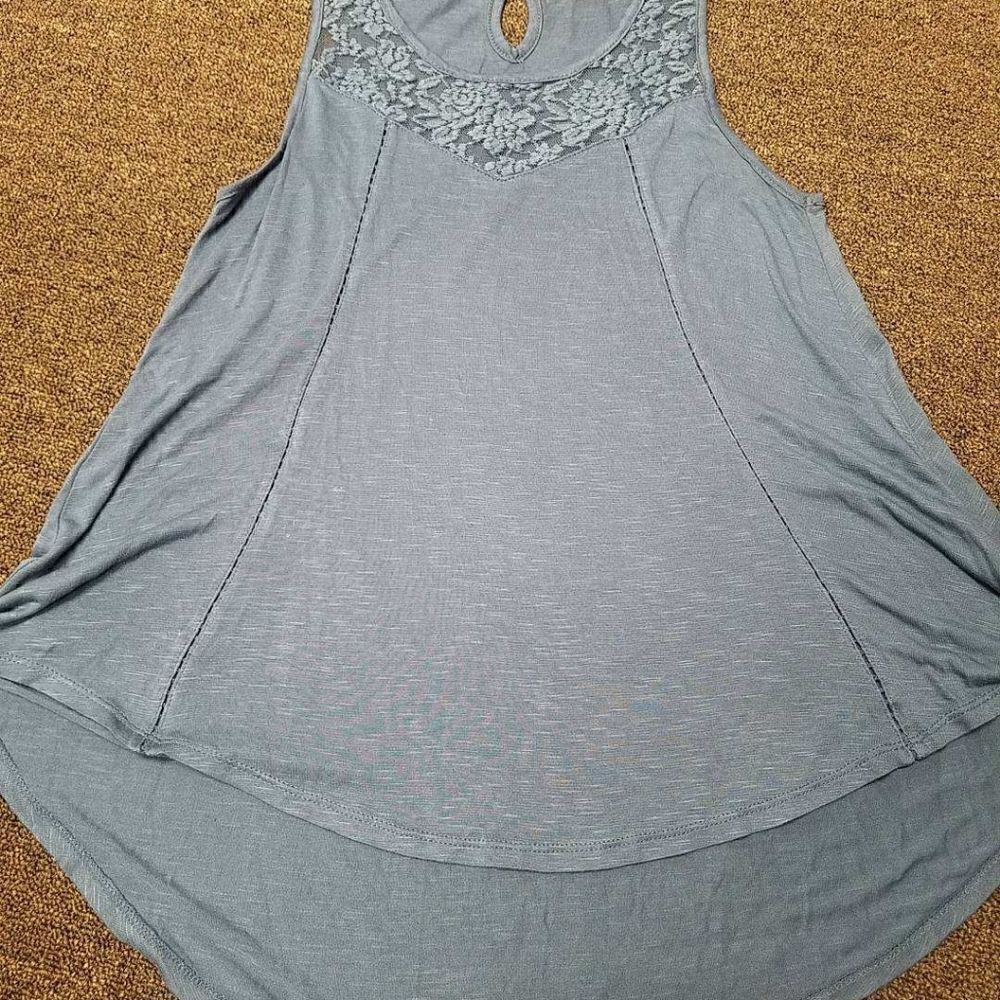 Pink Rose blue high low tank. Has lace around sz M